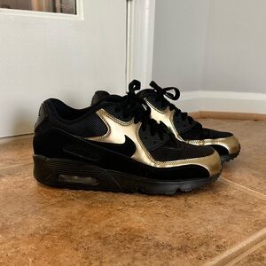 Nike AirMax Black & Gold Youth Boys sz 7/ Women’s 8.5